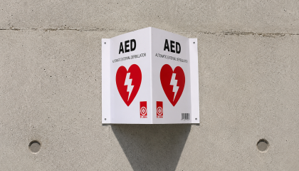 AED sign on concrete wall
