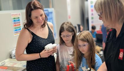 parent_and_kids_engageing_with_trainer